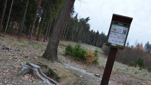 Prostřednictvím QR kódu se dočtete a doslechnete o každém zastavení naučné stezky mnohé
