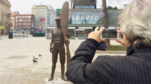 Sochu aviatika Jana Kašpara si n atřídě Míru okamžitě fotila většina kolemjdoucích