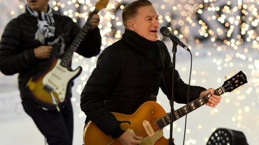 O přestávce vystoupil Bryan Adams