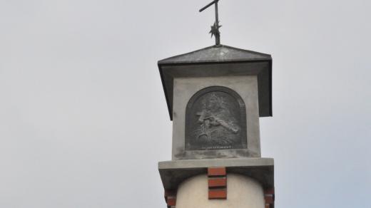 Na boží muce jsou reliéfy čtyř světců - Floriana, Jana Nepomuckého, Agáty a Barbory