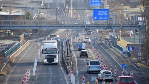Na křižovatce musí řidiči kličkovat mezi značkami