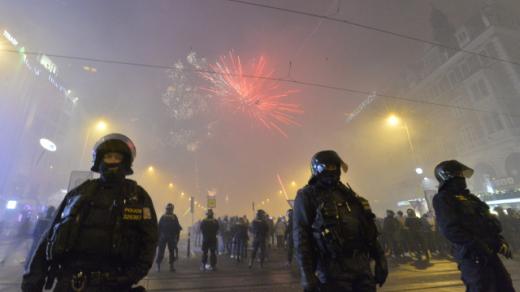 Zesílené hlídky, včetně policistů na koních a zátarasy na největších náměstích zřejmě v občanech pocit větší bezpečnosti vzbuzují