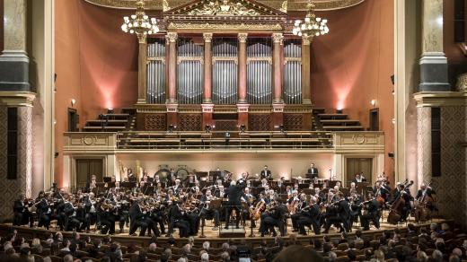 Jiří Bělohlávek řídí Českou filharmonii