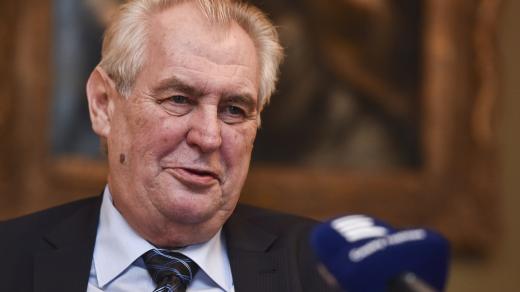 Zeman pogratuloval Macronovi ke zvolení, pozval ho do Česka
