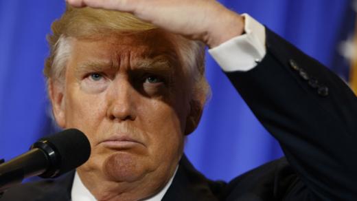 Po 160 dnech se zvolený prezident Donald Trump poprvé oficiálně sešel s novináři
