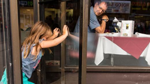 Dítě v restauraci - děti v kavárně