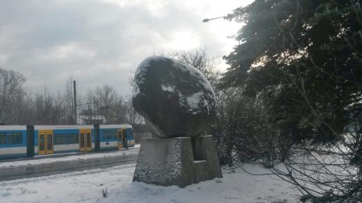 Balvan stojí na Vratimovské ulici na konečné tramvaje č. 9