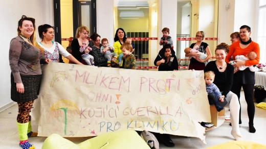 Kojící guerilla maluje plakát na podporu pražské Kliniky po útoku zápalnou lahví, Moravská galerie Brno