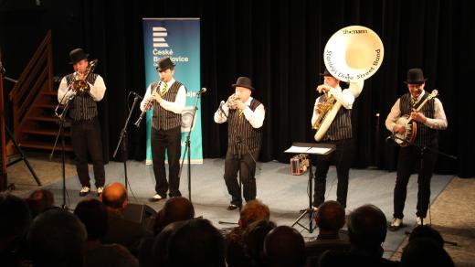 Stanley´s Dixie Street Band při veřejné nahrávce ve studiovém sále Českého rozhlasu České Budějovice