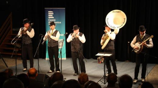Stanley´s Dixie Street Band při veřejné nahrávce ve studiovém sále Českého rozhlasu České Budějovice