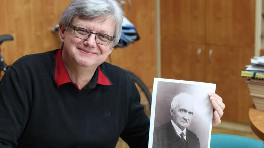 Otakar Březina, ředitel ČZA Humpolec s fotografií svého pradědečka