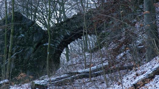 Součástí novozámeckého areálu je i Čertův most u Mladče