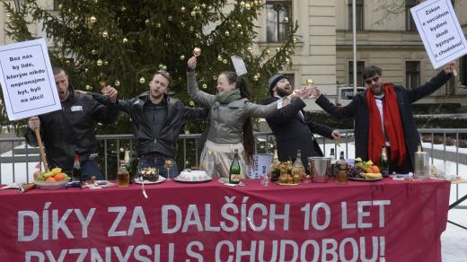 Happening kampaně Mít svůj domov před úřadem vlády za zákon o sociálním bydlení