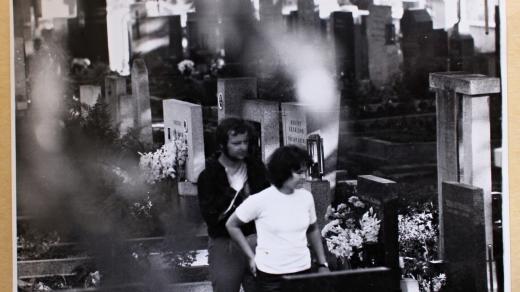 Policisté hledali vraha i na pohřbu obětí