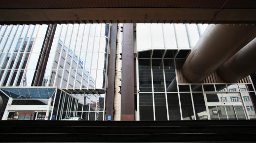 Budova Transgasu a její okolí u Vinohradské třídy