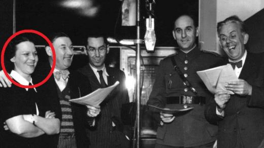 Anna Letenská v roce 1938 v rozhlase. Spolu s ní jsou na fotografii například herci Eman Fiala nebo Ferenc Futurista
