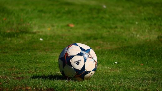 fotbal - fotbalové hřiště - fotbalový míč