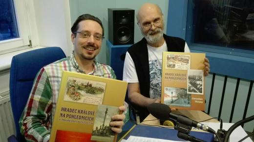 Jaroslav Hrůza, královéhradecký sběratel a fotograf, ve studiu Českého rozhlasu Hradec Králové s moderátorem Jakubem Schmidtem