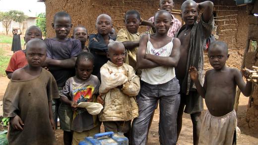 Lidé ve slumu v Ugandě