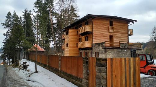 Dům bratří Čapků stojí u silnice na kraji Budislavi