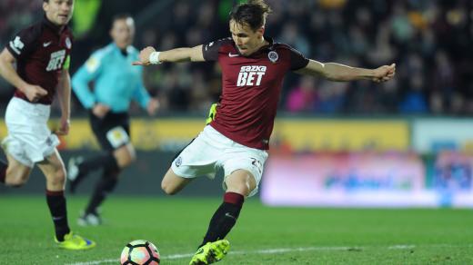 Útočník Sparty Josef Šural střílí vítězný gól do sítě Dukly
