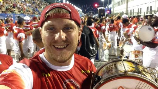 Český perkusista, gringo Jakub Škrha si splnil vystupováním na sambodromu svůj sen. Tady si udělal selfie při technické zkoušce