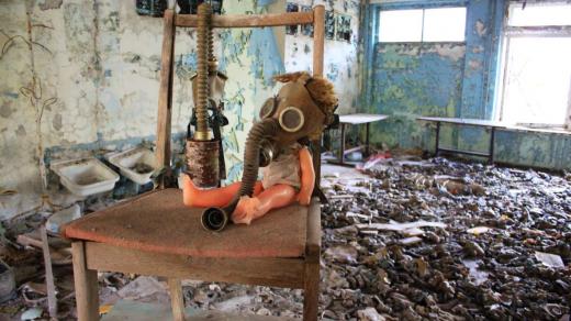 Fotogenická panenka v plynové masce v místnosti plné rozsypaných plynových masek je dílem turistů toužících po dramatickém záběru. Takovýchto aranží je v zóně mnoho