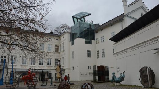 Museum Kampa a skleněná vyhlídka, ze které je vidět nejen na Hrad