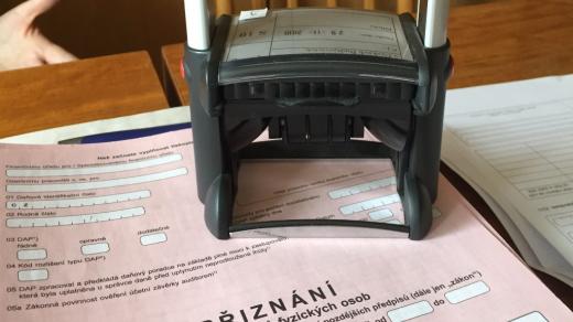 Pracovnice Finančního úřadu objíždí jihočeská města a radí tu zájemcům s daňovým přiznáním. Daňová poradna se otevřela například ve Zlivi