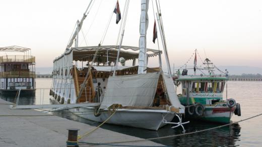Plavba na dahabíje je nezapomenutelný turistický zážitek. Odpočinout si na ni jezdí ale i Egypťané z rušné Káhiry