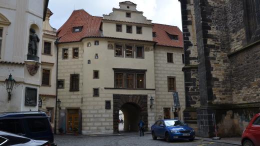 Západní vstup do Týnského dvora, vlevo dům U Zlatého prstenu