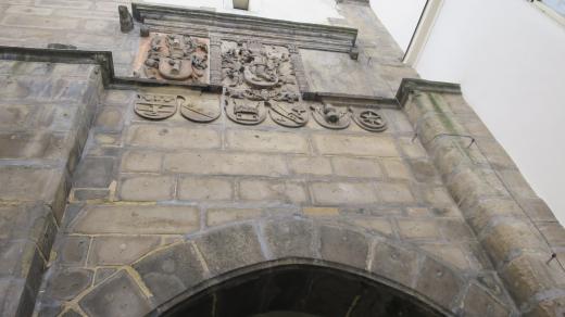 Velvarská brána se původně skládala z vlastní brány, předbraní s cimbuřím a mostu přes suchý příkop