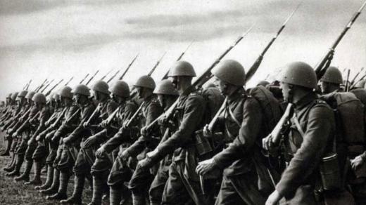 Českoslovenští vojáci při manévrech