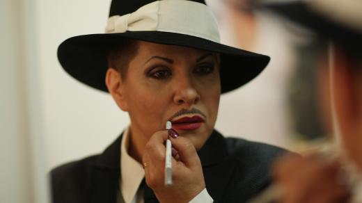 Dagmar Pecková se líčí na kabaretní revue Wanted