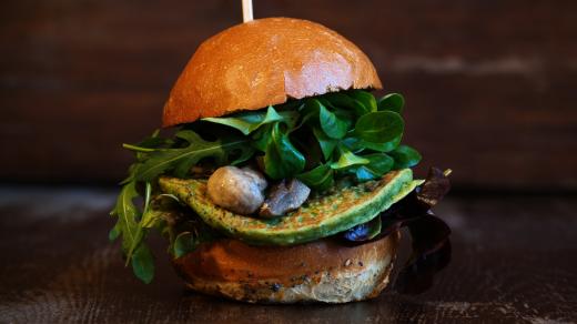 Dnes se burger nabízí v široké řadě variant, potěšit může i vegetariány
