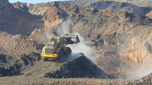 Dělníci rozebírají haldu Heřmanice na Ostravsku