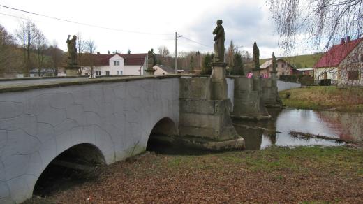 Most v Bělé nad Radbuzou zdobí šest soch