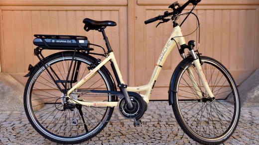 Na první pohled vypadá elektrokolo jako běžné kolo. Poznáte ho hlavně podle baterie, která bývá umístěná pod nosičem (na snímku), na rámu nebo pod sedlovou trubkou