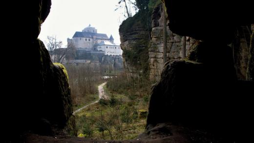 Východní vchod s výhledem na hrad