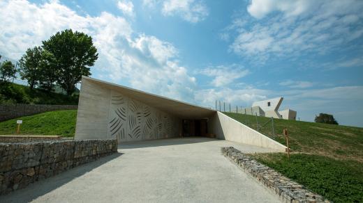 Exponáty jsou situované do velké členité napůl v zemi zapuštěné haly