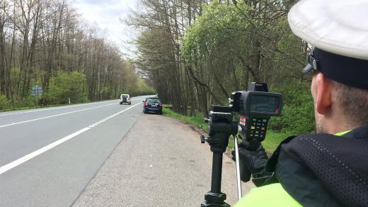 Dopravní policie měří rychlost mezi Pardubicemi a Přeloučí
