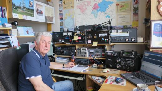 Radioamatér Vratislav Vaverka ve svém království