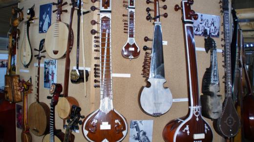 Nástroje původem z Indie reprezentují i známé sitáry