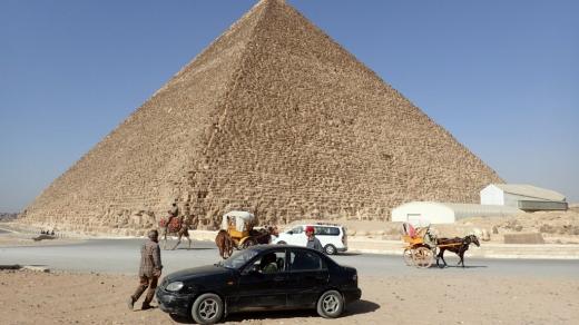 Po velkém panovníku 4. dynastie Chufuovi zbyla jen pyramida, dvě lodě, a jediná malá soška
