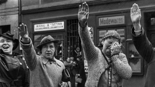 Obyvatelé Chebu zdraví německé jednotky vstupující v říjnu 1938 do města