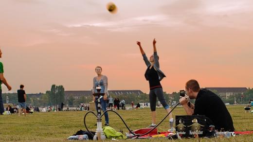 Tempelhof v Berlíně, bývalé letiště, na kterém si dnes můžete dělat, co chcete