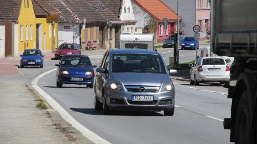 Hustá doprava trápí Lišov už mnoho let, městem jezdí i kamiony. Na obchvat ale místní zatím čekají marně