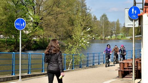 Označení smíšené cyklostezky pro chodce a cyklisty. Značka vlevo upřesňuje, že mají oddělené pruhy