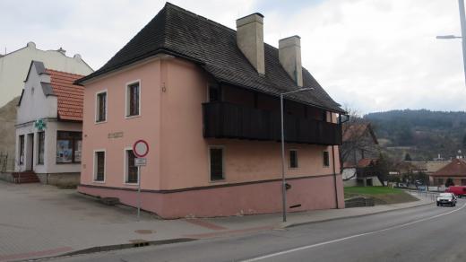 Dům v rohu náměstí si postavili bratři a mistři soukeničtí Dobiáš a Benedikt Tomaštíkové v roce 1781