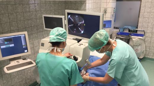 Laser s několika obrazovkami a joystickem. I tak dnes vypadají operace očních chirurgů